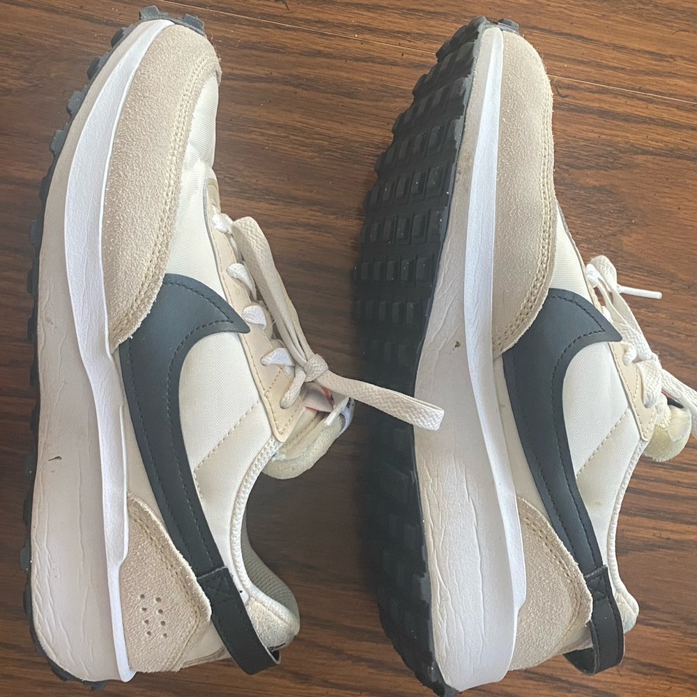Nike size 7 waffle debut running shoe.